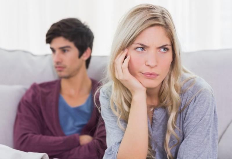 Muškarac i žena se ignoriraju - 7 laži koje žene govore muškarcima da izbjegnu neugodnosti